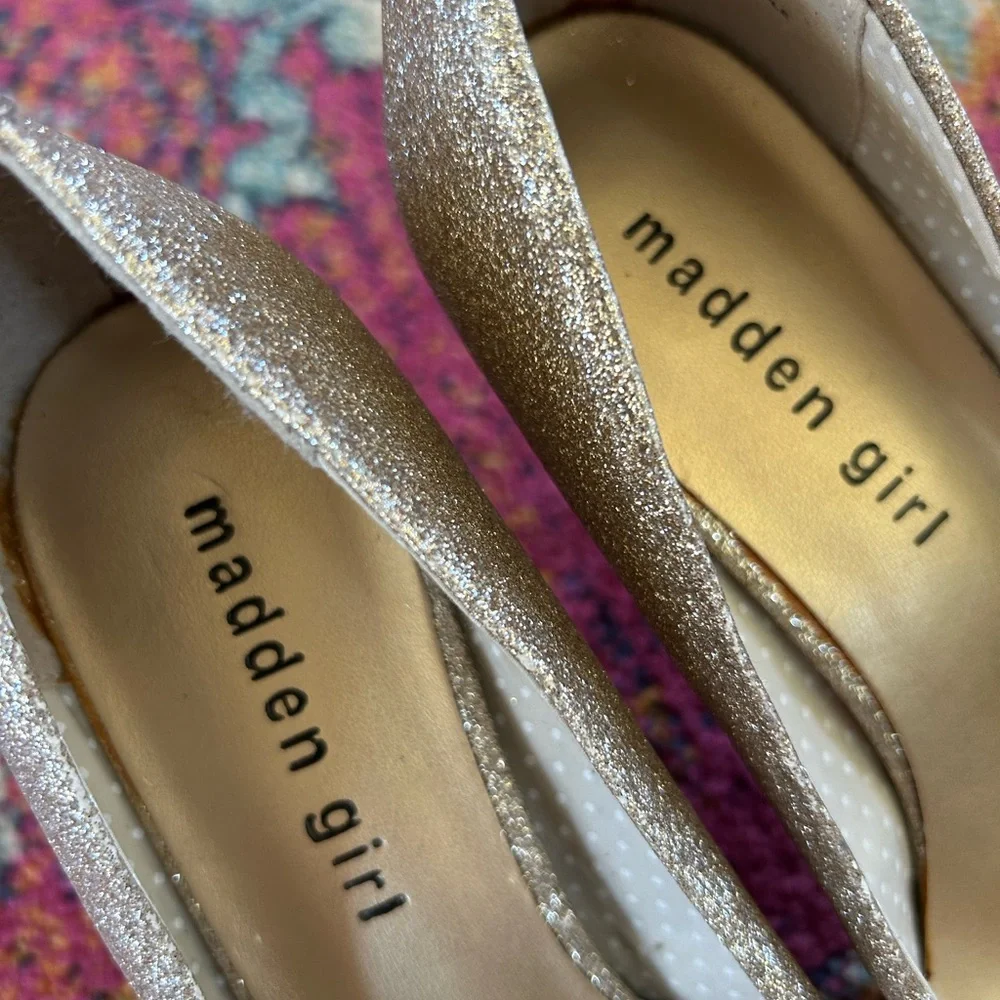 Madden Girl | Women’s gold/champagne glitter closed toe Getta pump heels, size 7